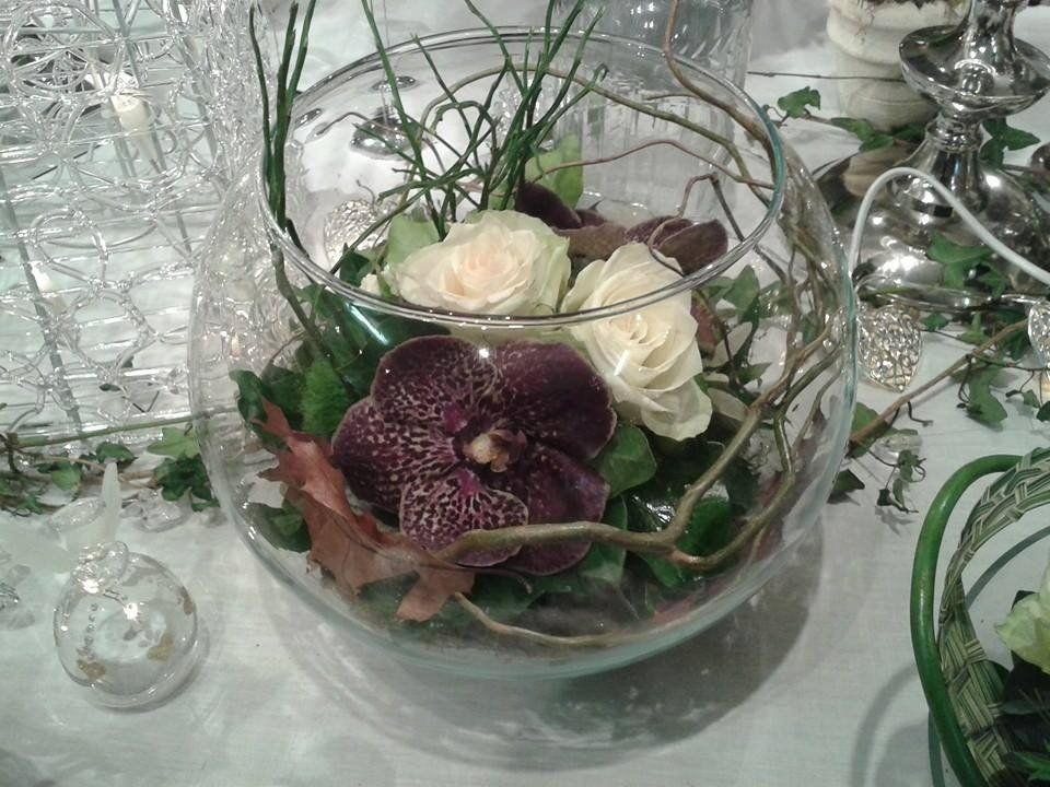 Centre de table floral raffiné dans une bulle en verre