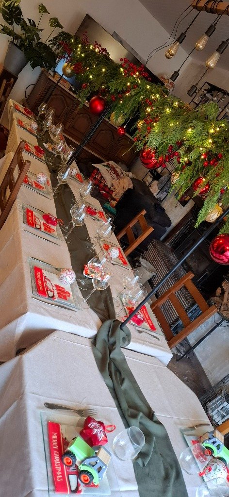 Décoration de table de Noël festive et conviviale